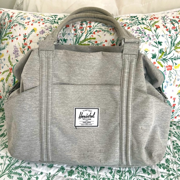 Herschel Diaper Bag with changing pad and shoulder strap - Picture 2 of 6